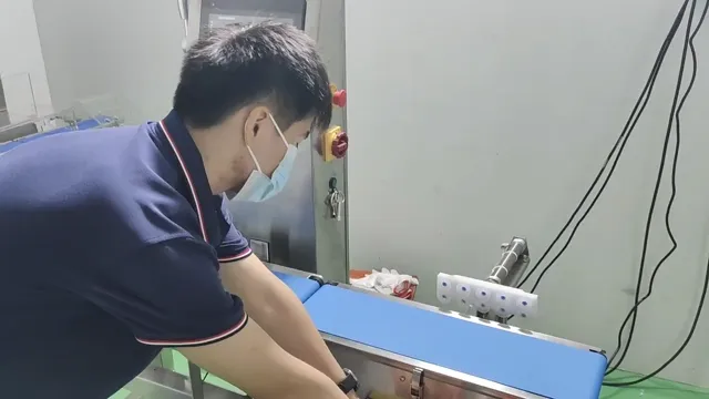 小件剔除工位：气缸推板特写
